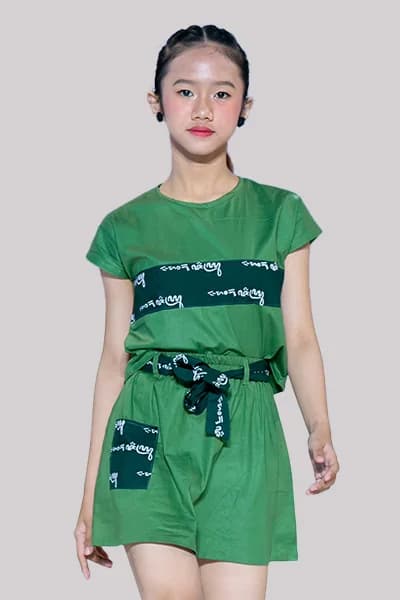 Child model wearing a green Zayru aksara outfit.